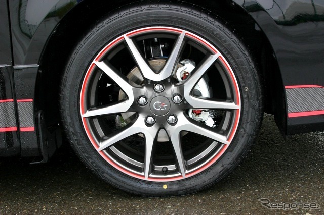 専用18インチホイール(7J)とポテンザRE050(215/45R18)
