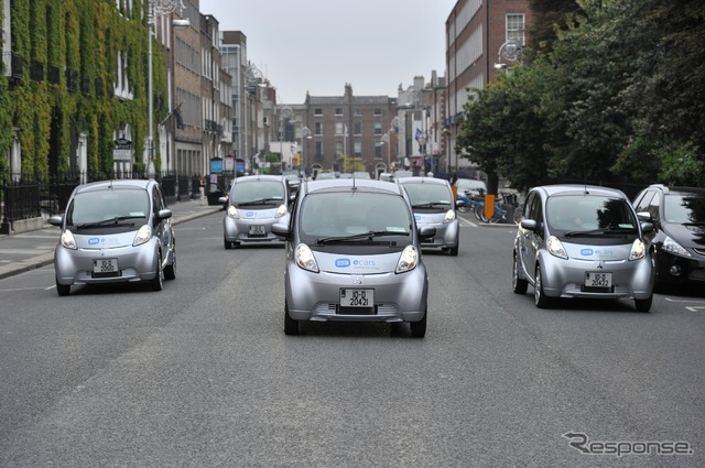 ダブリンの街中を行進する『i-MiEV』