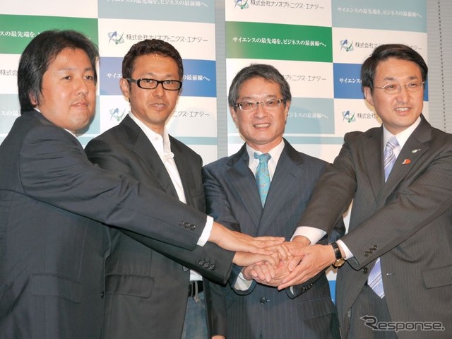 向かって左からユビテック荻野司社長、SWdesign和田智代表、ナノオプトニクス・エナジー藤原洋社長、鳥取県平井伸治知事