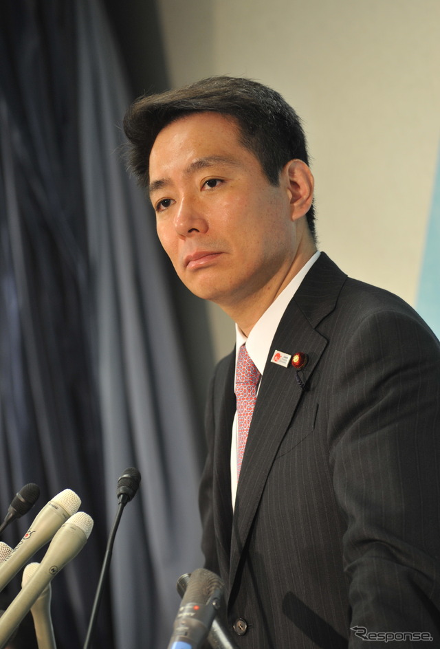 リコール制度強化を訴える前原国交相(28日・国土交通省会見室で)(撮影=中島みなみ)
