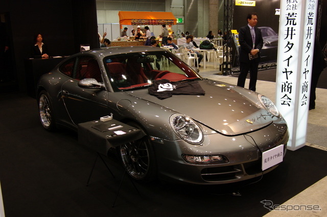 俳優の高橋克典氏が所有するというポルシェ911(Type997)にもソニックデザインのオーディオがインストールされているという