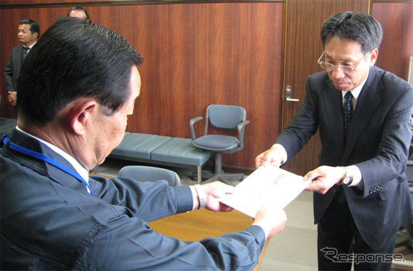 都農町 河野吉孝 副町長(左)と 当社取締役常務執行役員 西畑進(右)