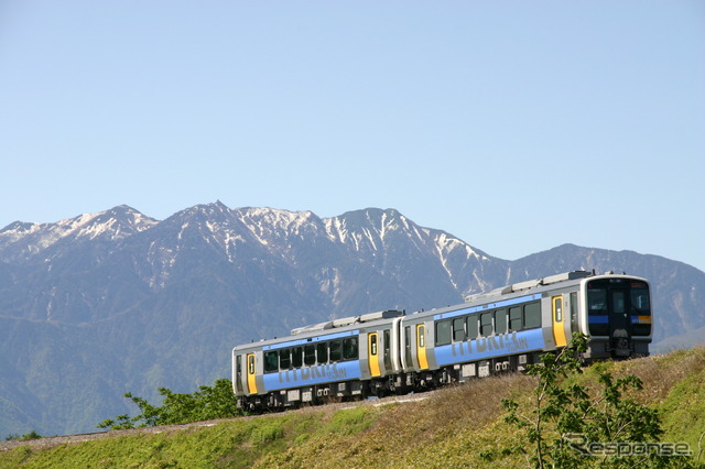 推薦賞を受賞した小海線で運行中のハイブリッド車両「キハ200系」(JR東日本提供)