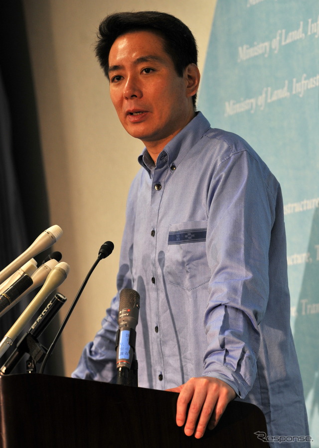 かりゆしウエアの前原国交相(6月1日・国交省内の閣議後会見で) 撮影=中島みなみ
