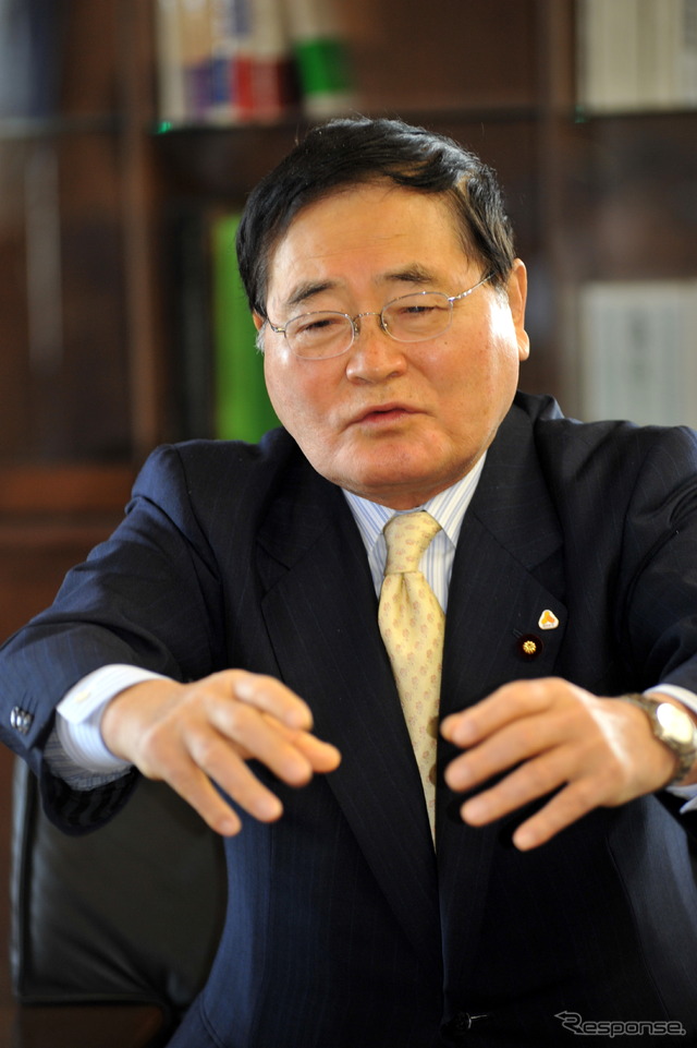 「残念な結果になった」社民党の閣外離脱を話す亀井金融担当相(6月1日・大臣室で) 撮影=中島みなみ