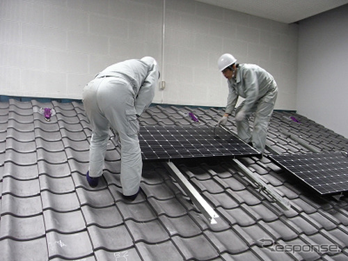 模擬屋根での太陽光発電システム施行研修