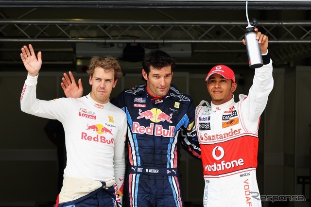 予選上位3人：向かって左から3番手ベッテル、ポールのウェバー（以上レッドブル）、2番手ハミルトン（マクラーレン）
