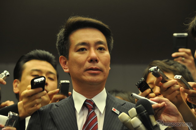 臨時閣議後に取材に応じる前原国交相(6月2日・国交省内で) 撮影=中島みなみ