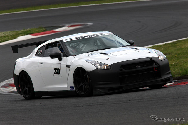 テスト参戦するNISSAN NISMO GT-R RCの走行風景