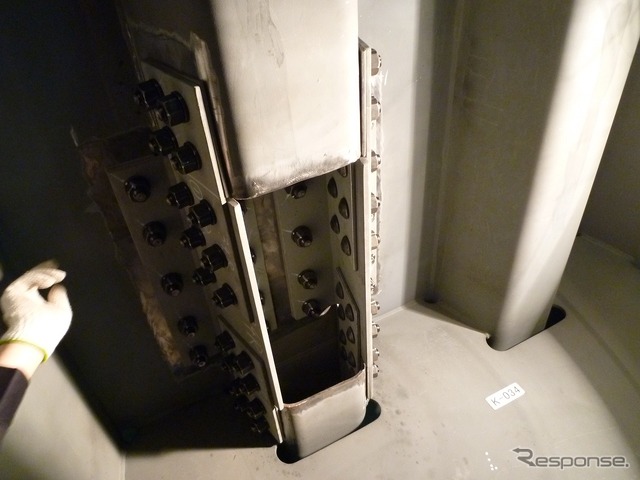 鋼床板で補強した状態 発生した亀裂が長い場合にこの作業が行われる