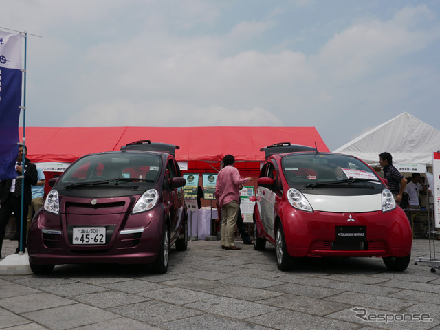 横浜赤レンガ広場で、国内の低公害車や周辺技術などを展示する「エコカーワールド2010」が開催されている