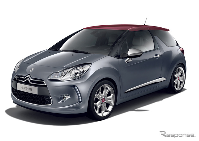 プランタン銀座に展示される「グリ・トリウム/ルージュ・カルメン」カラーのDS3
