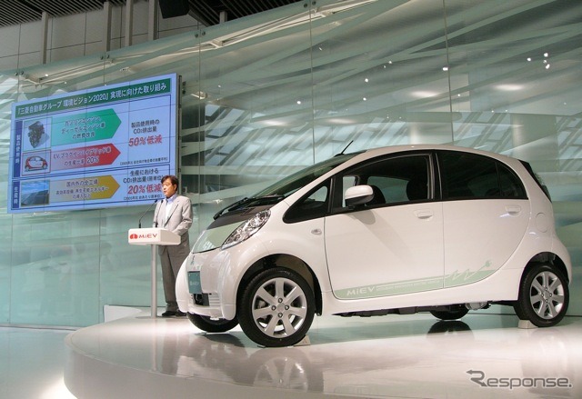 益子社長とi-MiEV(資料画像)