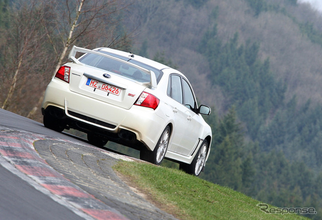 ニュルブルクリンクを走るインプレッサ WRX STI 4ドア