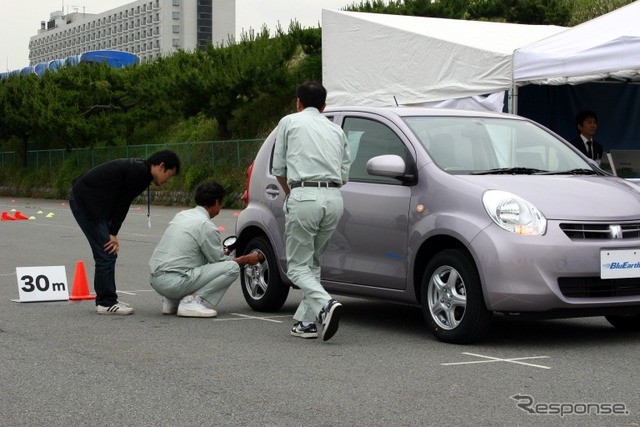 ころがり抵抗実験。記者が立会人となって、空気圧などテスト条件が同じかどうかをチェックする