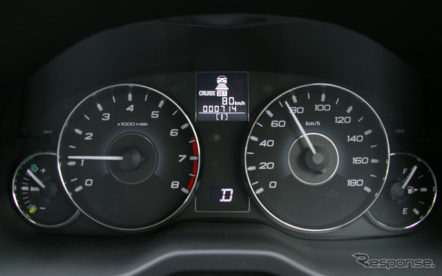 メーターパネルには前車との距離、速度設定を表示する