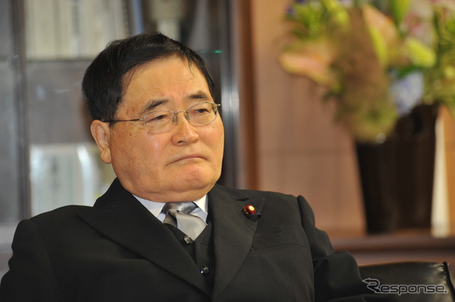 菅内閣発足から4日目にして辞任表明した亀井郵政改革担当相(8日・金融庁会見) 撮影=中島みなみ