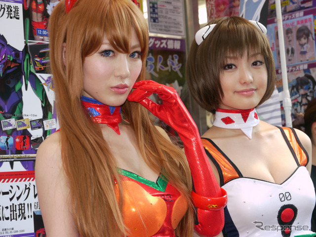 レイ＆アスカのコスプレRQが秋葉原に登場