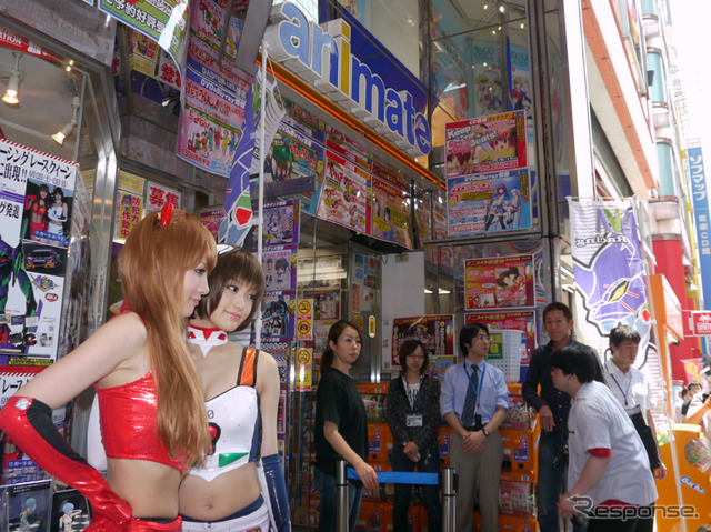 レイ＆アスカのコスプレRQが秋葉原に登場