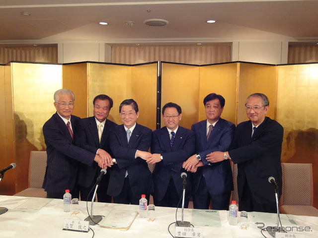 日産自動車志賀俊之COO（左から3人目）（画像は新会長就任記者会見の様子）