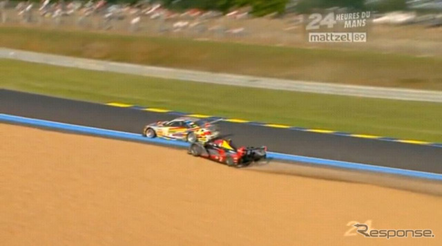 アウディR15 BMWアートカーを追い越し失敗(画像は動画キャプチャー)