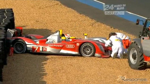 アウディR15 BMWアートカーを追い越し失敗(画像は動画キャプチャー)