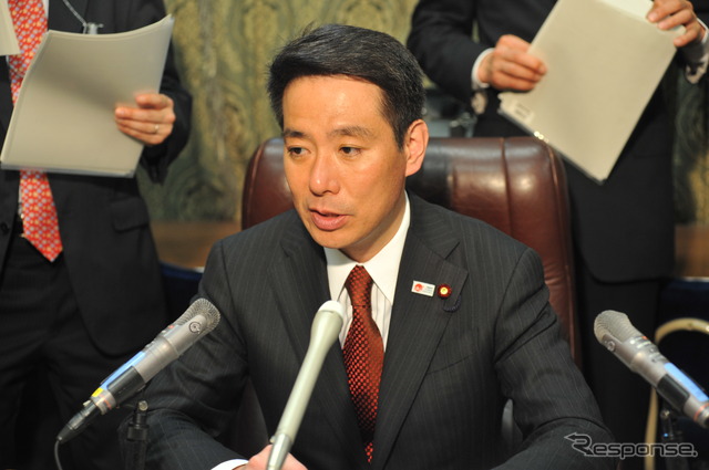 国会内で閣議後会見に臨む前原国交相 撮影=中島みなみ