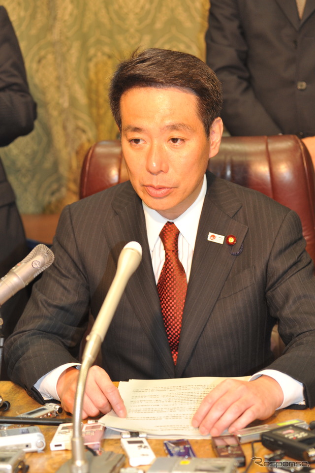 国会内で閣議後会見に臨む前原国交相 撮影=中島みなみ