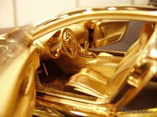 純金製ヴェイロンの18分の1のスケールモデル