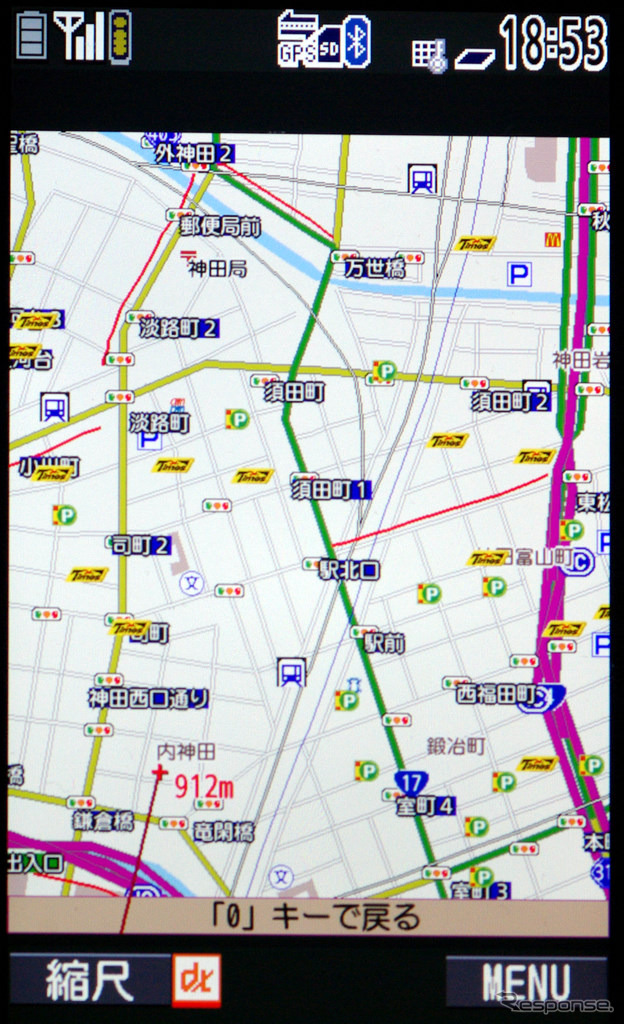 渋滞情報が地図に表示される。赤いラインが渋滞中の部分だ。