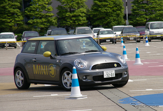 重量のあるバッテリーを車両後部に搭載したことで50:50の理想的な重量配分を実現しているという