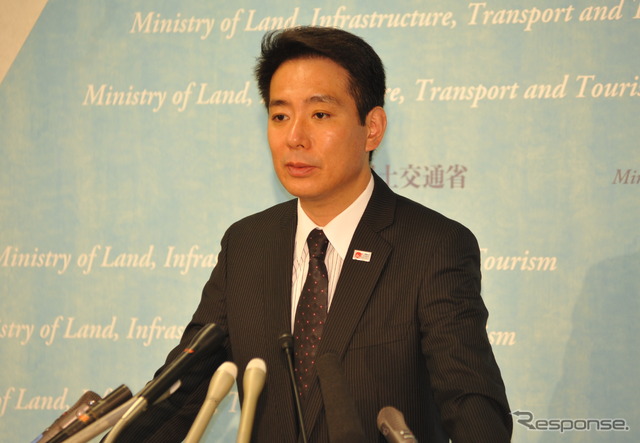 来年度の無料化予算増額を会見で話す前原国交相(22日・国交省内で) 撮影=中島みなみ