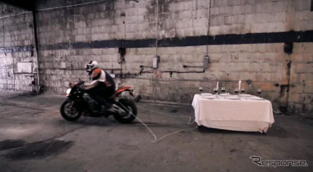 RSV4の「テーブルクロストリック」（画像は動画キャプチャー）