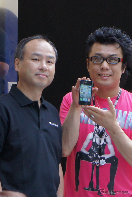 iPhone発売カウントダウンのためソフトバンク表参道に孫正義氏が登場