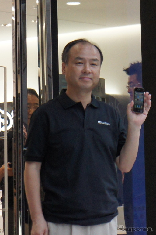 iPhone発売カウントダウンのためソフトバンク表参道に孫正義氏が登場