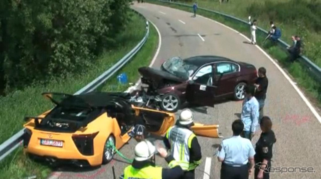 レクサスLFAとBMWの衝突事故映像(画像は動画jキャプチャー)