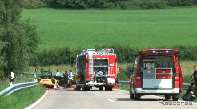 レクサスLFAとBMWの衝突事故映像（画像は動画ｊキャプチャー）