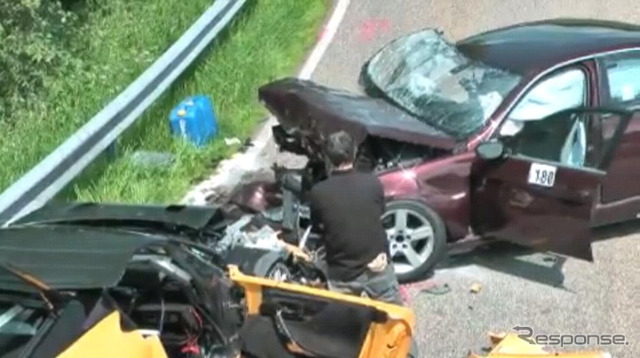 レクサスLFAとBMWの衝突事故映像（画像は動画ｊキャプチャー）