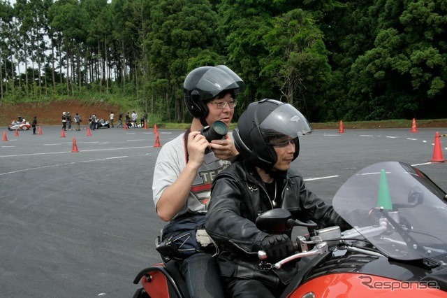 バイクの経験はないので、記者は本多氏に運転をお願いして後席で体験