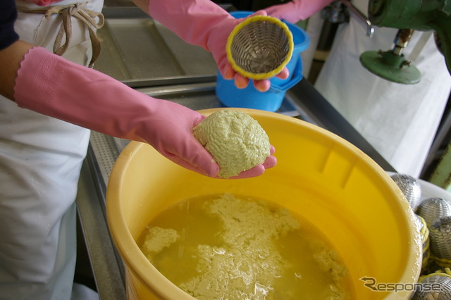 里美ふれあい館では豆腐の手作り体験ができる。