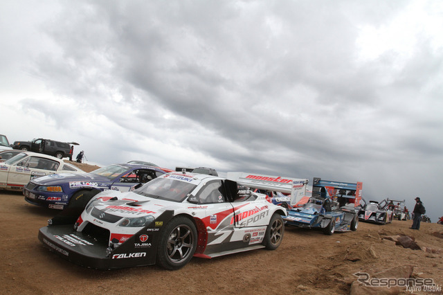 田嶋選手とスズキSX4ヒルクライムスペシャル