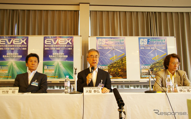 30日に行われた記者会見の様子。両展の実行委員長を務める早稲田大学の大聖教授、横山教授らが出席した