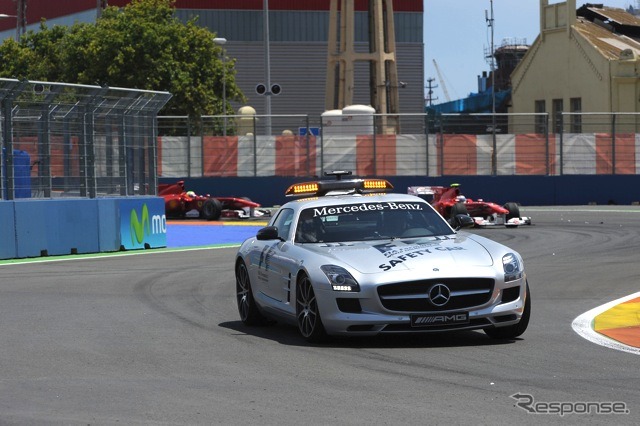 セーフティーカー。後方にフェラーリの2台
