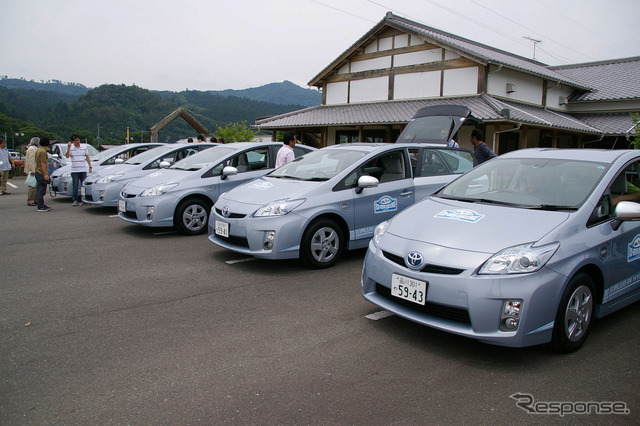 茨城県北部の里美で行われたエコラン大会スタート直前の様子。プリウスPHVが並ぶ様は壮観だ。