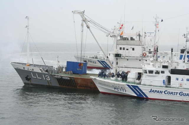 洋上で容疑船に乗り移る海上保安庁の職員
