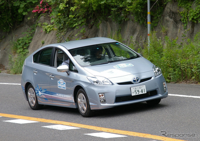 山道を駆け上がるプリウスPHV。ウィンドウを開け、エアコンによる電力消費を抑える。