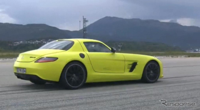 SLS AMG E-CELLをデビッド・クルサードが試乗（画像は動画キャプチャー）