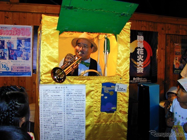 大道芸人のタカパーチとクラウンサクによる ステージパフォーマンス