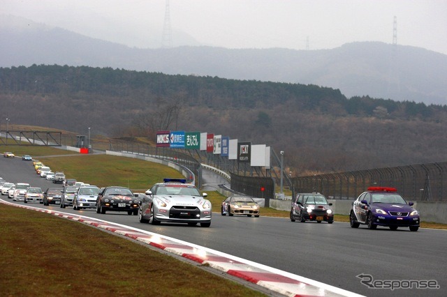 レース直後、マイカーでセーフティーカー先導の元、国際レーシング コースを実体験