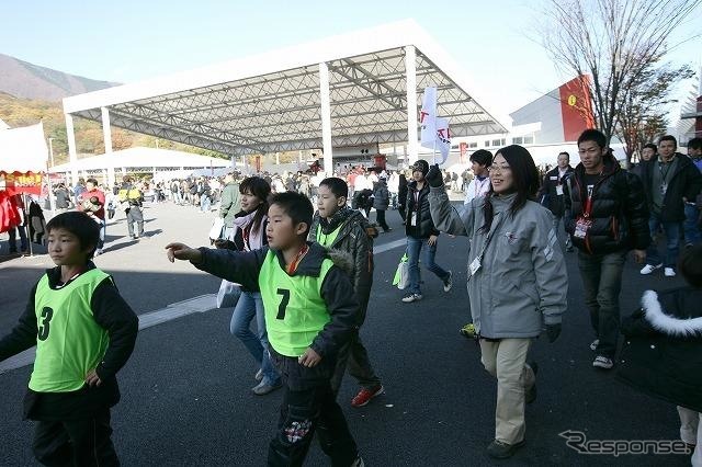 パドック見学ツアー